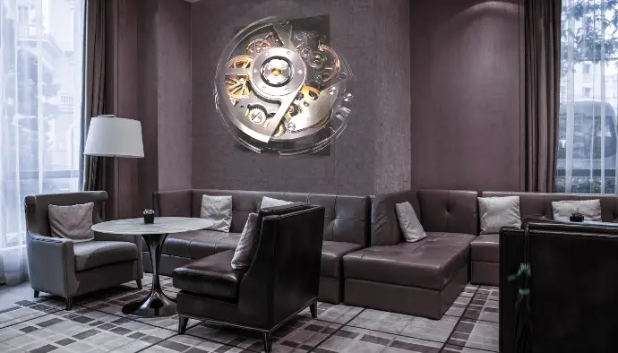 HYPERVSN SmartV Wall – mur holographique modulable pour un effet visuel spectaculaire Mur holographique diffusant un mécanisme horloger dans un salon haut de gamme