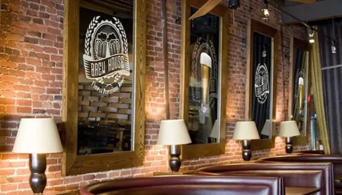 Miroir digital iFace Classic – design sobre et élégant pour intégration discrète. Miroirs digitaux iFace en version classique, installés dans un restaurant style brasserie