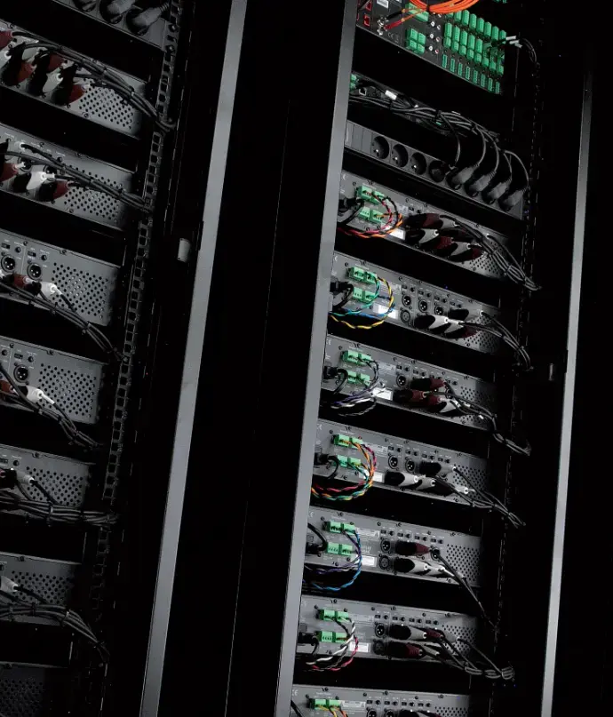 Système audio professionnel : une infrastructure fiable pour un son de qualité dans chaque zone Rack de matériel audio professionnel pour la gestion centralisée de la sonorisation dans les espaces commerciaux ou publics