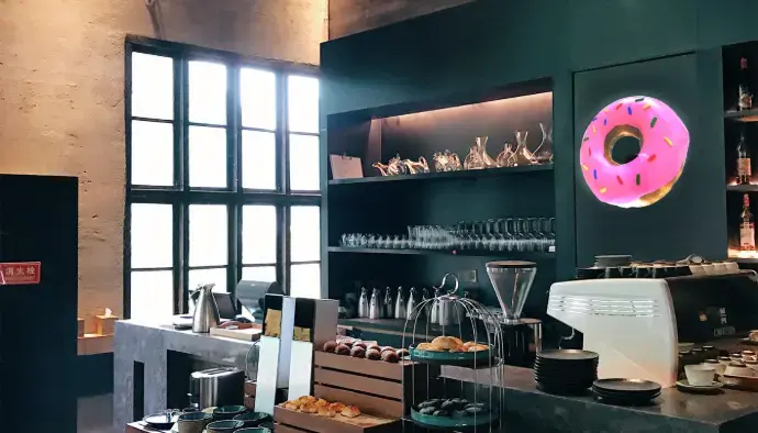 HYPERVSN SmartV Solo : une solution holographique compacte pour sublimer les petits espaces Hologramme d’un donut projeté dans un café grâce à la technologie HYPERVSN SmartV Solo