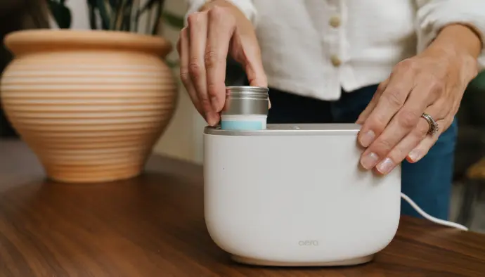 Diffuseur de parfum de table avec capsule insérée à la main