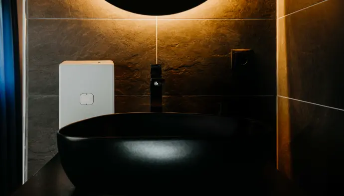 Diffuseur discret installé dans une salle de bain haut de gamme