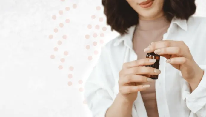 Femme tenant un petit flacon de parfum pour création olfactive sur mesure