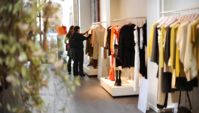 Musique d’ambiance pour boutique – créez une atmosphère émotionnelle cohérente Clients dans une boutique de vêtements avec ambiance sonore agréable en arrière-plan