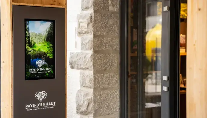 Écran professionnel d’affichage dynamique en façade, diffusant un visuel touristique