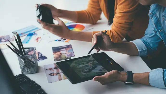 Création de visuels sur tablette avec palette de couleurs et échantillons photos