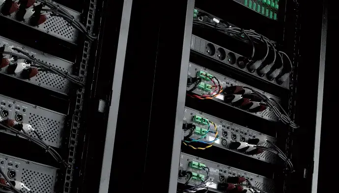 Équipement audio professionnel en rack pour diffusion sonore de qualité