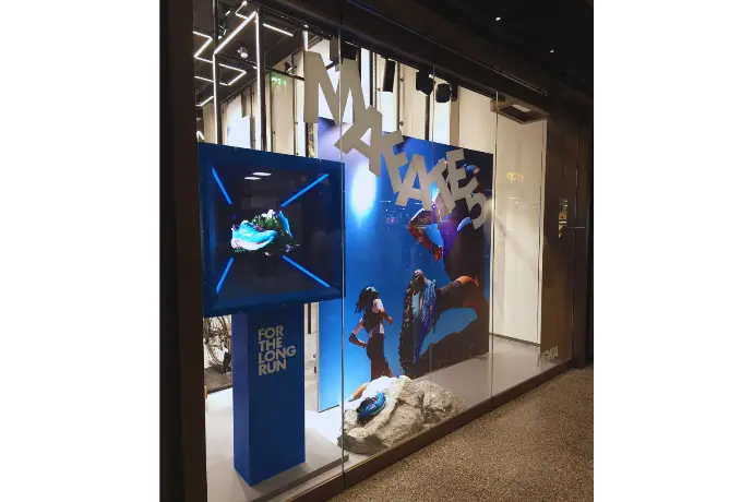 Vitrine Ochsner Sport Pro à Zürich présentant la HOKA Mafate 5 avec un hologramme 3D HYPERVSN qui attire les passants