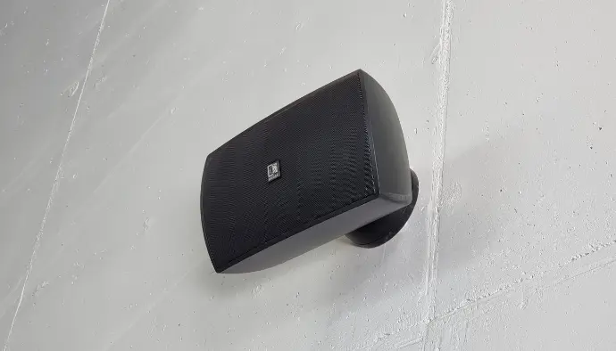 Enceinte audio installée dans le showroom Castella 2.0 à Bulle par Hubgrade pour une ambiance sonore homogène