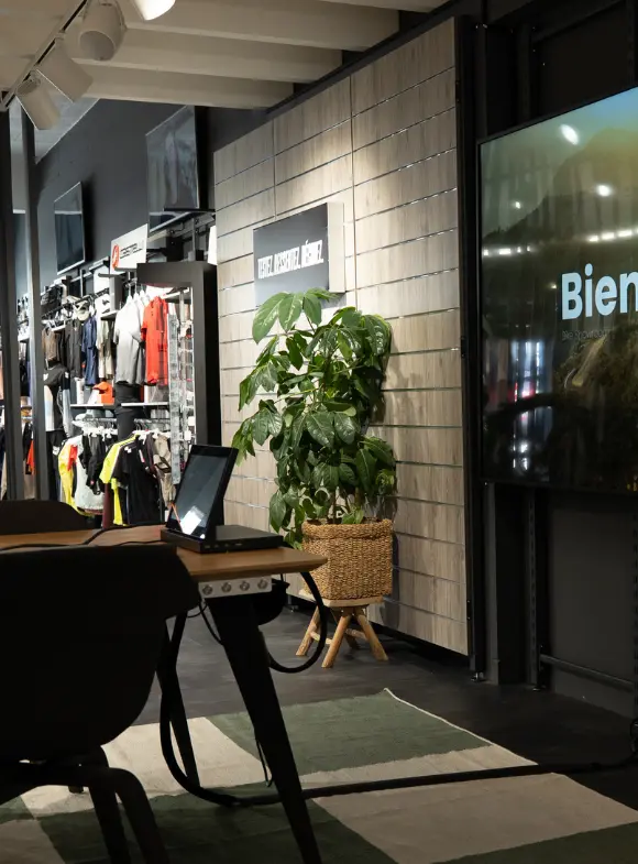 Solution Hubgrade installée dans le showroom Castella 2.0 à Bulle avec affichage dynamique et intégration design