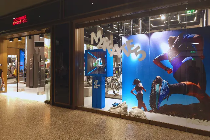 Hologramme 3D HOKA Mafate 5 en vitrine chez Ochsner Sport Pro à Zürich