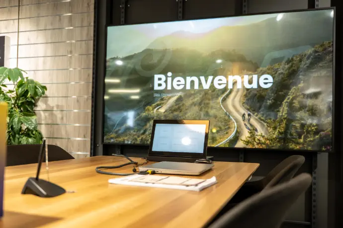 À Bulle, Castella 2.0 a transformé son espace de vente en un showroom connecté, alliant design et technologie. Grâce à Hubgrade, l’entreprise offre à ses clients une expérience immersive où l’affichage dynamique, le son et l’interactivité se mettent au service du confort et de la découverte produit.