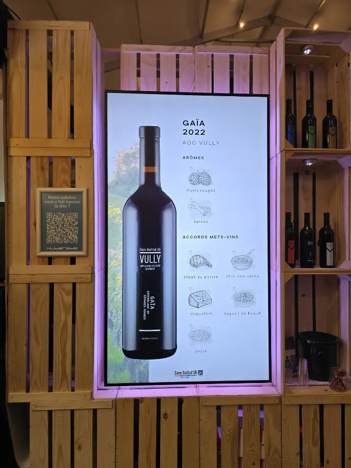 Interface affichant les détails du cru « Gaïa 2022 » (arômes et accords mets-vins). L'ambiance lumineuse LED violette est synchronisée avec le visuel de la bouteille sélectionnée.